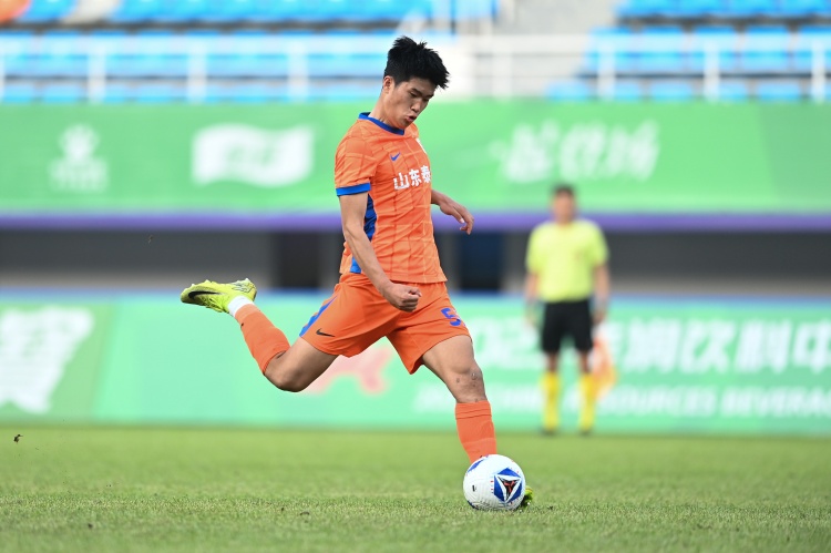 开云-泰山带刀后卫！20岁彭啸在中乙曾3场梅开二度，本场凌空爆射破门