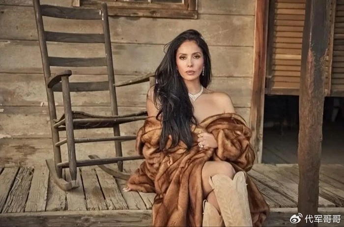 科比去世6年，瓦妮莎瘦60斤依旧美艳，没有再婚带着3个女儿生活|科比·布莱恩特|科比-布莱恩特|家庭|卡普里|小女儿_新浪体育_新浪新闻