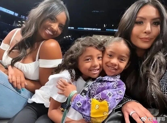 科比去世6年，瓦妮莎瘦60斤依旧美艳，没有再婚带着3个女儿生活|科比·布莱恩特|科比-布莱恩特|家庭|卡普里|小女儿_新浪体育_新浪新闻