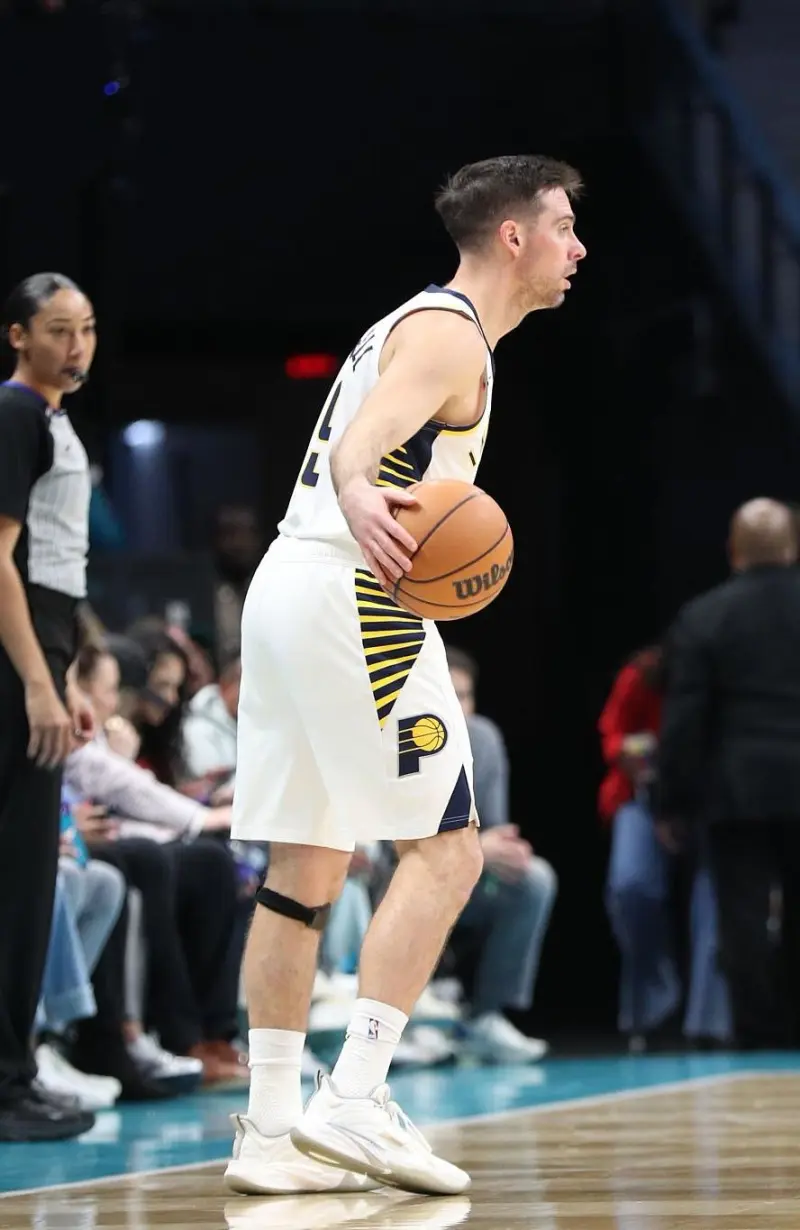 麦康奈尔穿着安踏KAI1，替补贡献23分8助攻4抢断