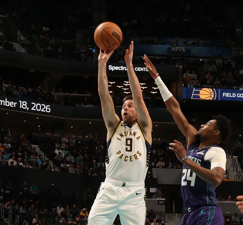 麦康奈尔穿着安踏KAI1，替补贡献23分8助攻4抢断