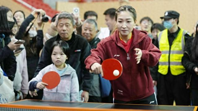 新民晚报红双喜杯开幕，奥运冠军刘诗雯和球友共享“乒乓年夜饭”|体育局|上海|国际乒联|乐融融|乒乓球_新浪体育_新浪新闻