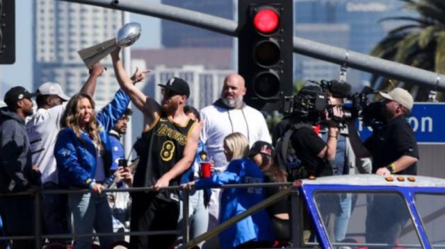 开云下载-浓眉伤退詹姆斯顶上，湖人带着胜利进入全明星假期