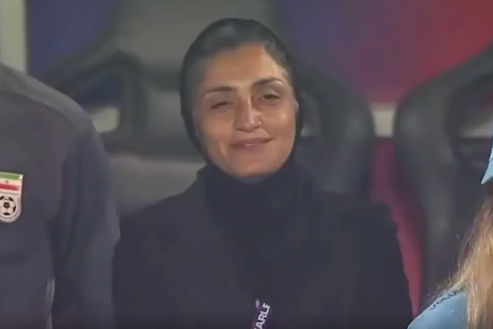 开云下载-女足亚洲杯争议一幕！伊朗女足赛前集体拒绝唱国歌，主帅面带微笑