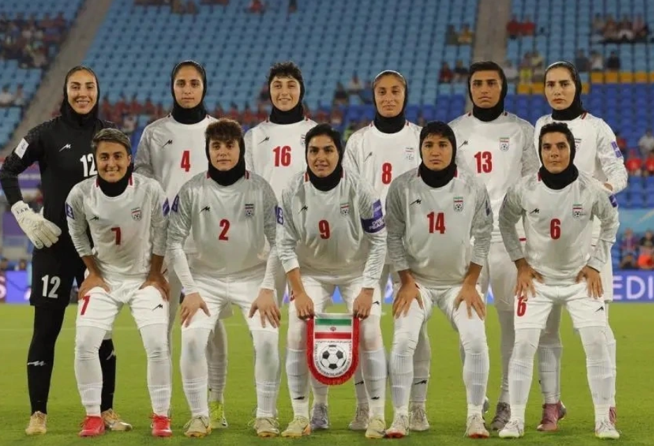 开云下载-女足亚洲杯争议一幕！伊朗女足赛前集体拒绝唱国歌，主帅面带微笑