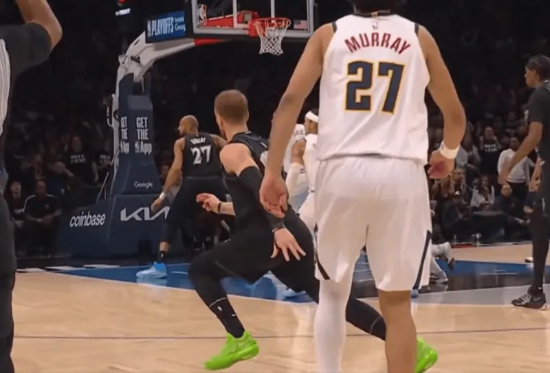 开云下载-情况不妙！迪温倒地前右小腿后侧出现轻微震颤情况